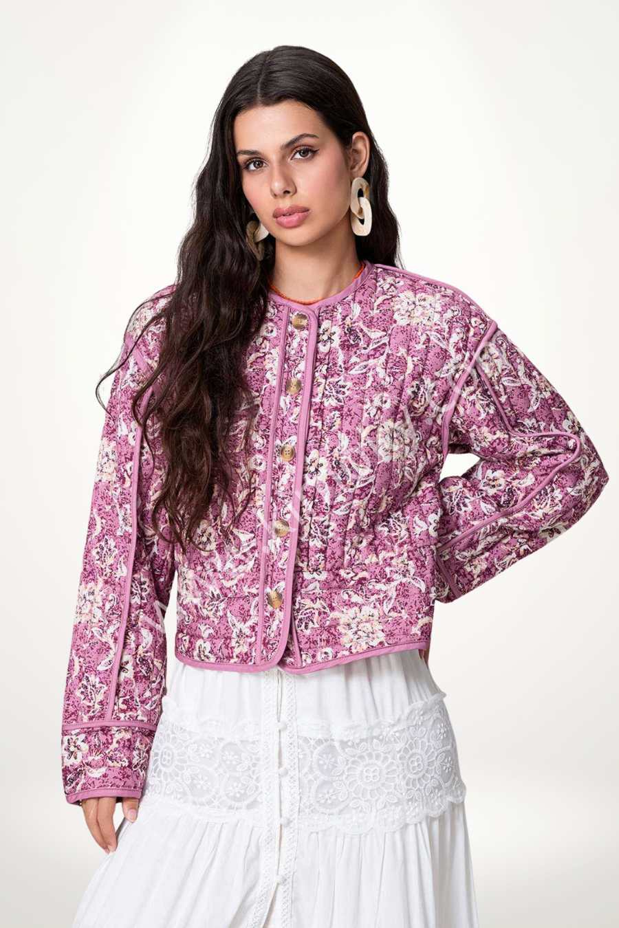 Veste kimono matelassée femme motif floral rose, piquage vertical, col rond, boutons imitation nacre et bordures piping, style bohème-chic.