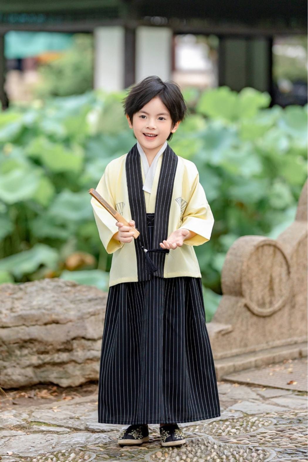 kimono garçon beige et noir style japonais traditionnel dans un jardin