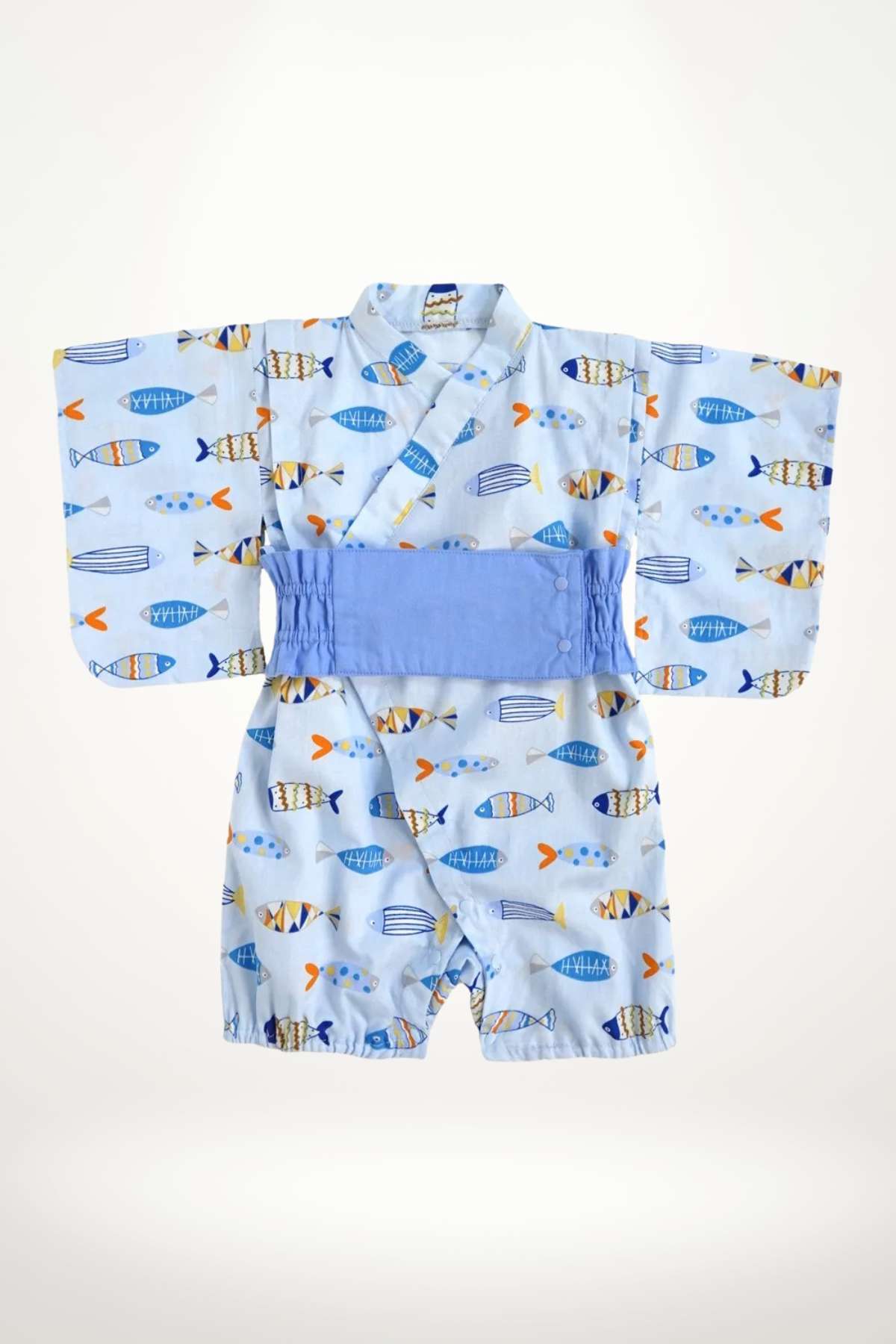 Kimono bébé bleu avec motifs de petits poissons colorés sur un fond clair, ceinture bleue