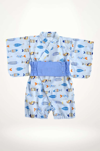 Kimono bébé bleu avec motifs de petits poissons colorés sur un fond clair, ceinture bleue