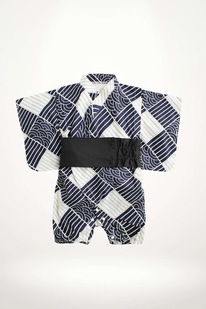 Kimono bébé en blanc et noir avec motifs géométriques et ceinture noire, style japonais traditionnel