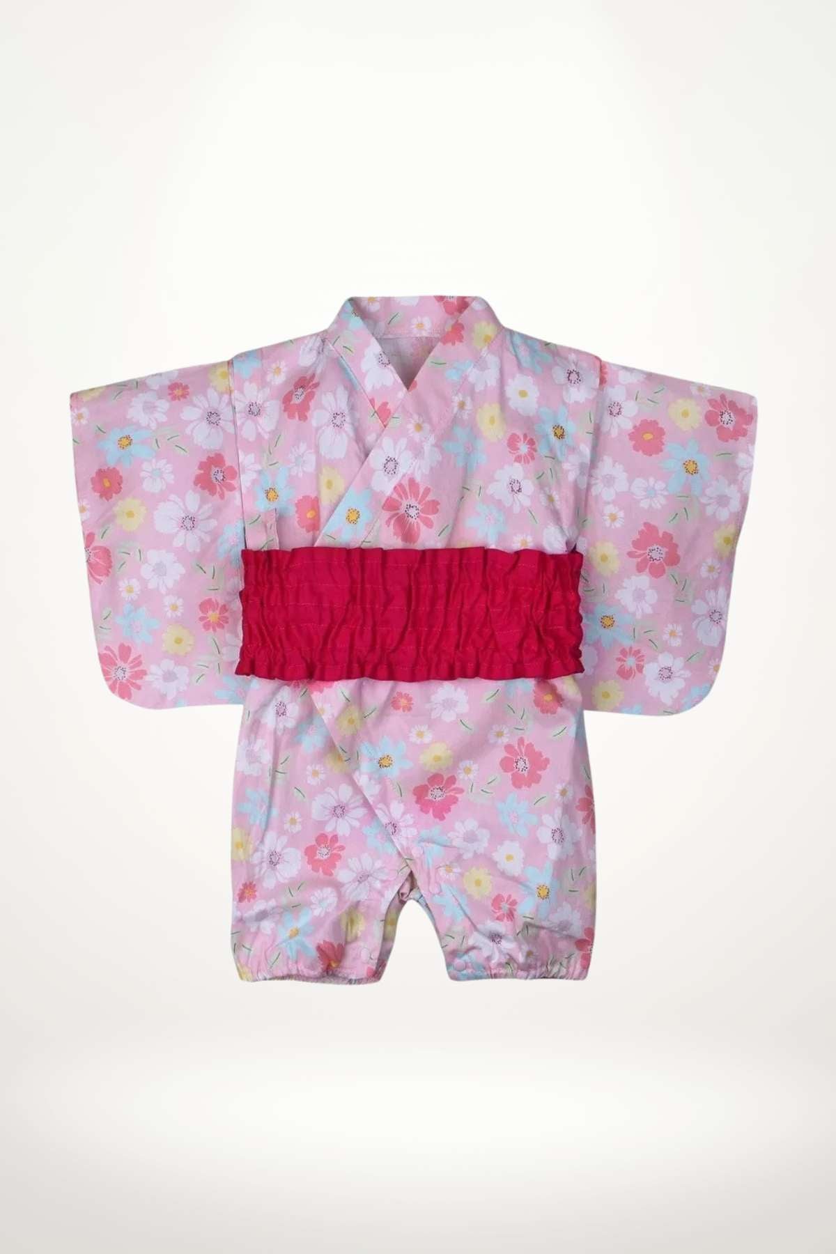 Kimono pour bébé en rose doux avec motifs floraux colorés et ceinture froncée rouge, idéal pour petite fille