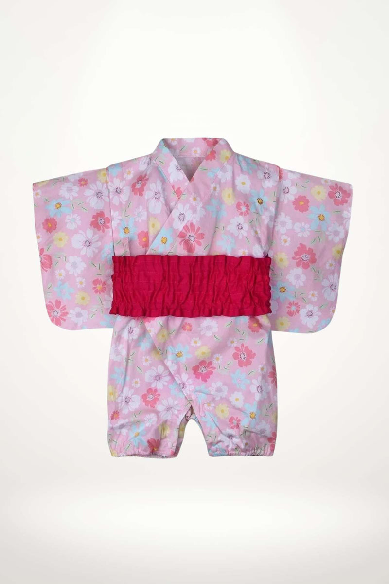 Kimono pour bébé en rose doux avec motifs floraux colorés et ceinture froncée rouge, idéal pour petite fille