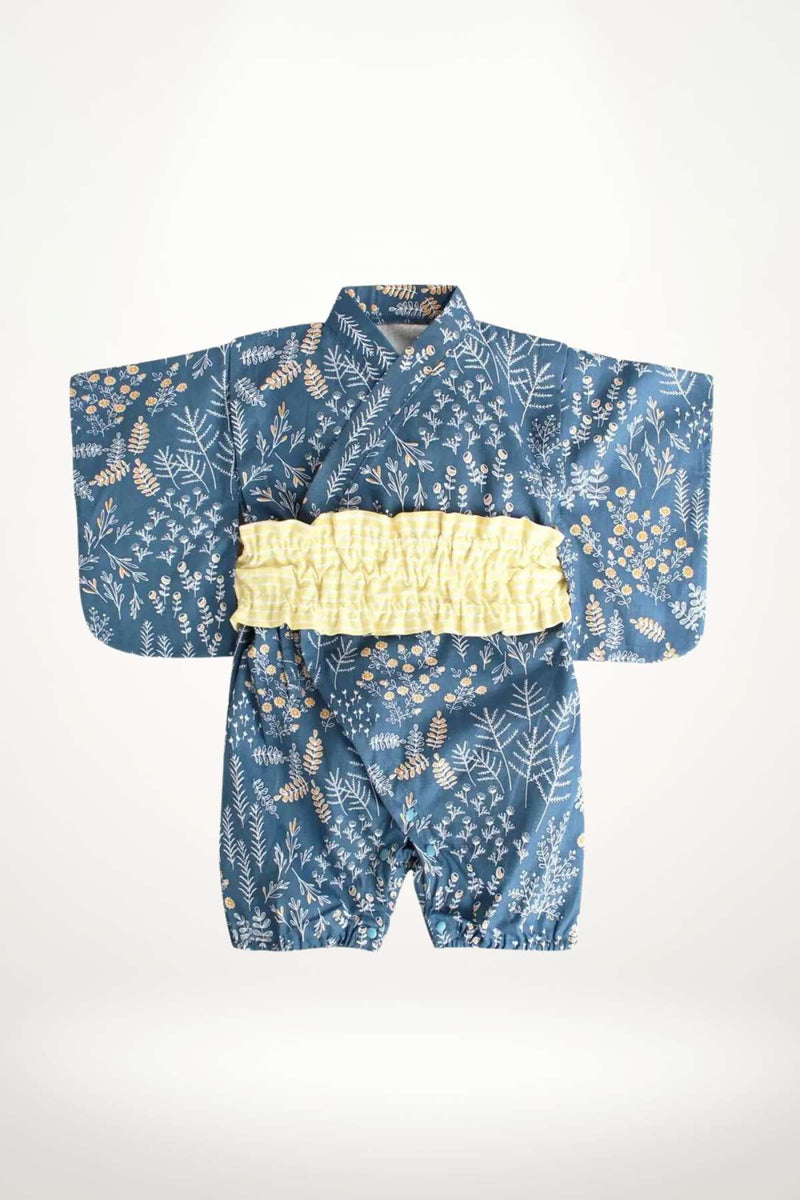 Kimono pour bébé en tissu bleu avec motifs floraux et ceinture jaune froncée, idéal pour une jolie princesse
