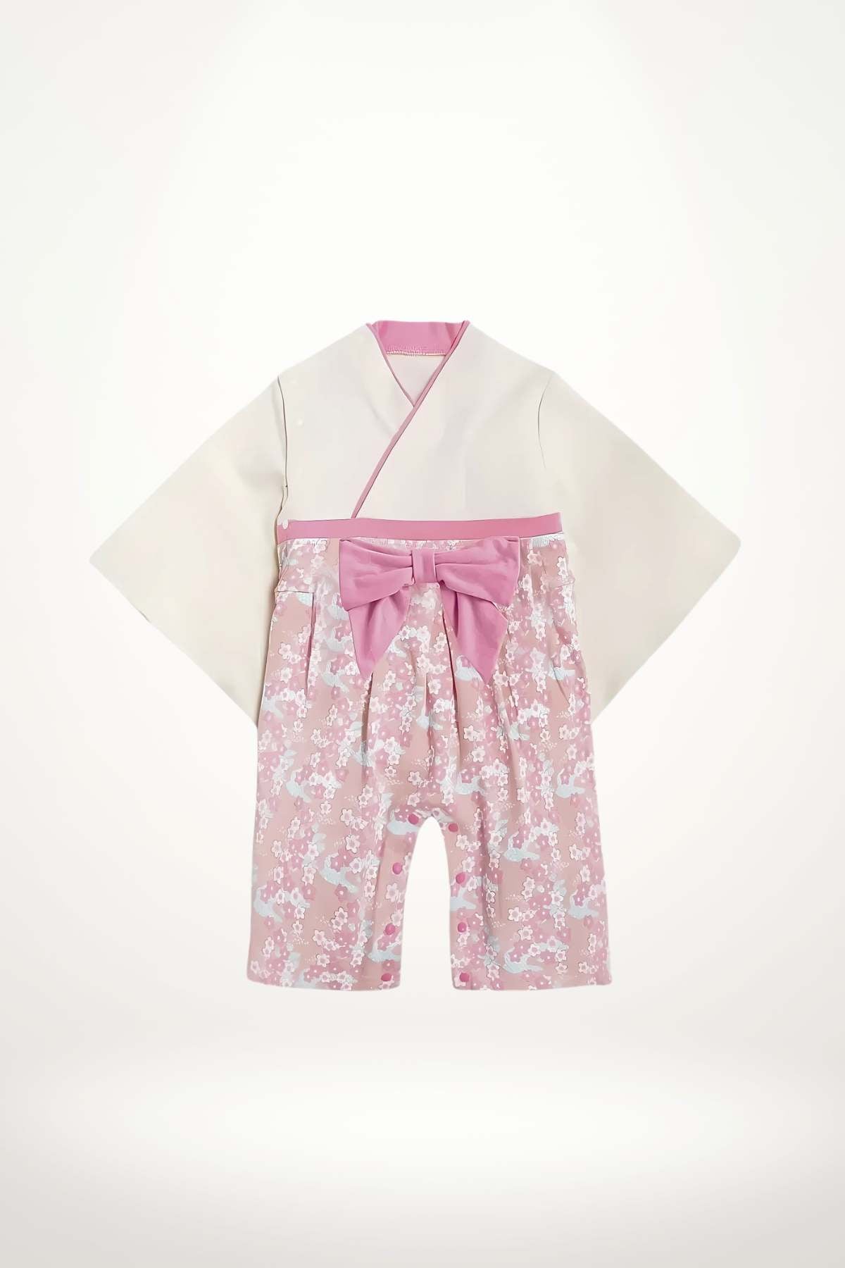 Kimono bébé en style japonais, avec des motifs floraux roses et une ceinture en nœud assortie