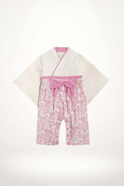 Kimono bébé en style japonais, avec des motifs floraux roses et une ceinture en nœud assortie