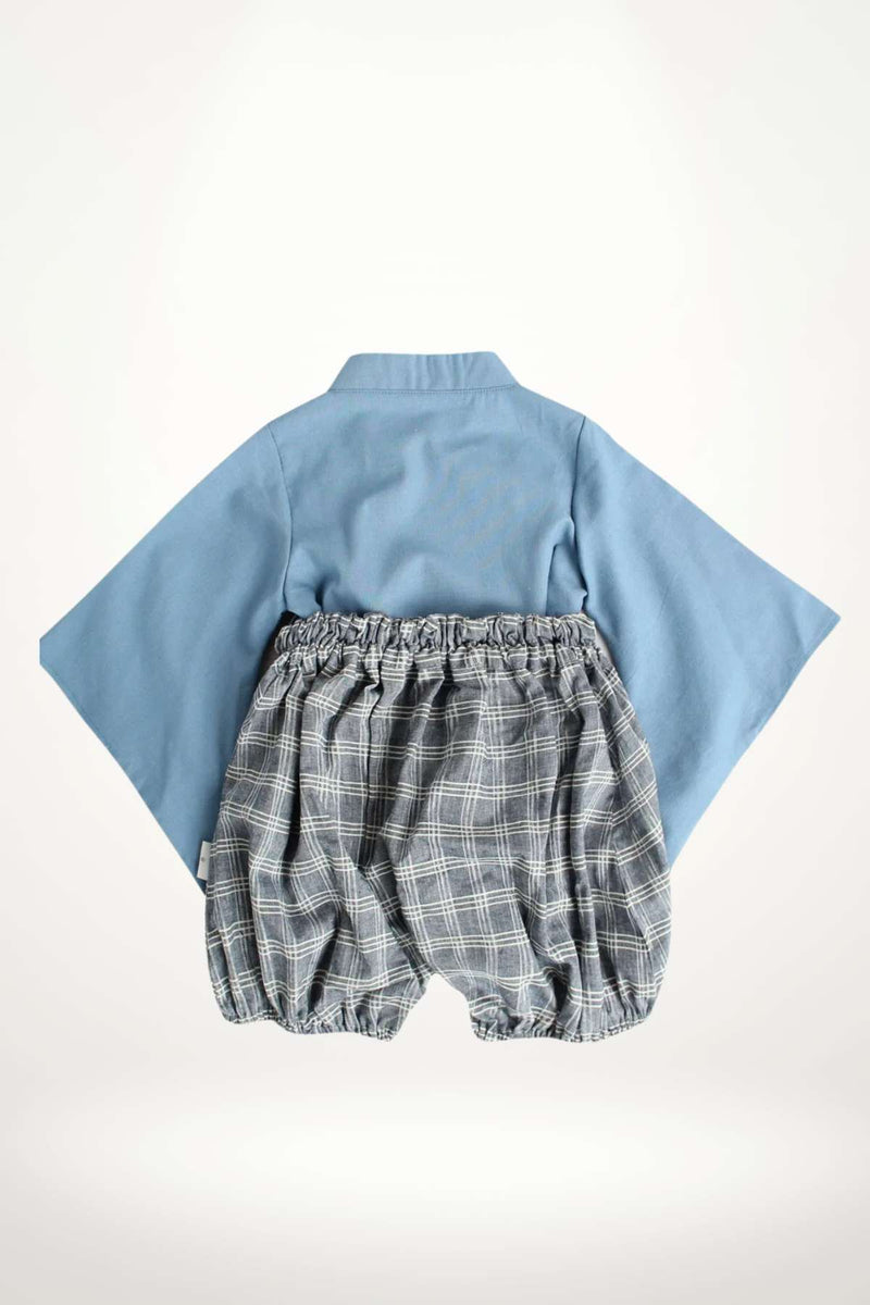 Kimono bleu avec manches larges et short à carreaux gris, sur fond blanc