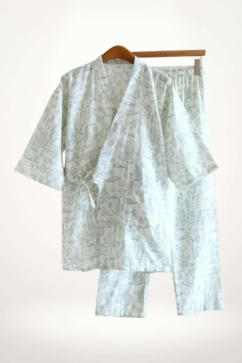 Kimono en coton léger avec motifs délicats de plantes et animaux, couleur blanche et verte, suspendu sur un cintre