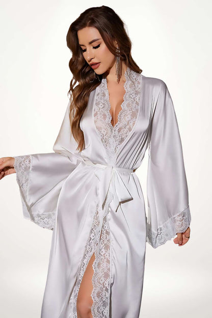 Kimono en satin blanc avec dentelle délicate, manches évasées et ceinture nouée, sur fond neutre