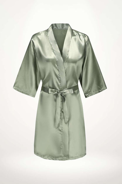Kimono d'intérieur en satin vert clair, avec manches larges et ceinture assortie, sur fond blanc