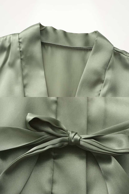 Kimono d'intérieur en satin vert olive avec un col classique et un nœud à la taille, élégant et confortable