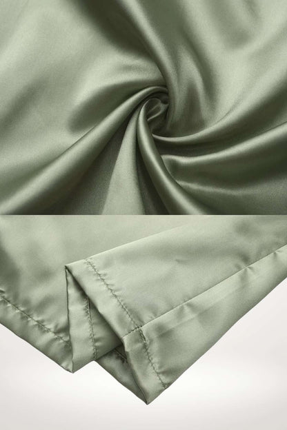 Tissu en satin vert olive, lisse et brillant, enroulé avec des bords soigneusement cousus, idéal pour un kimono