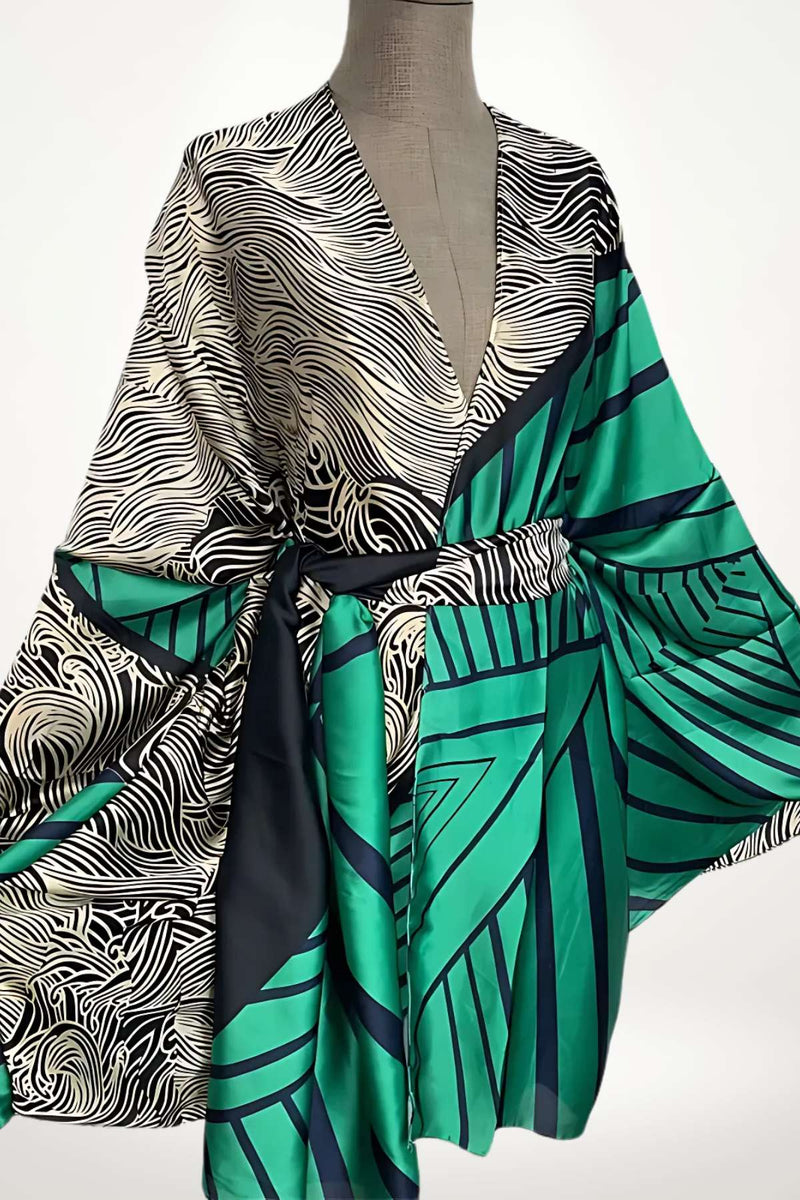 Kimono en satin aux motifs géométriques noirs et verts, avec des manches larges et un ceinturon assorti