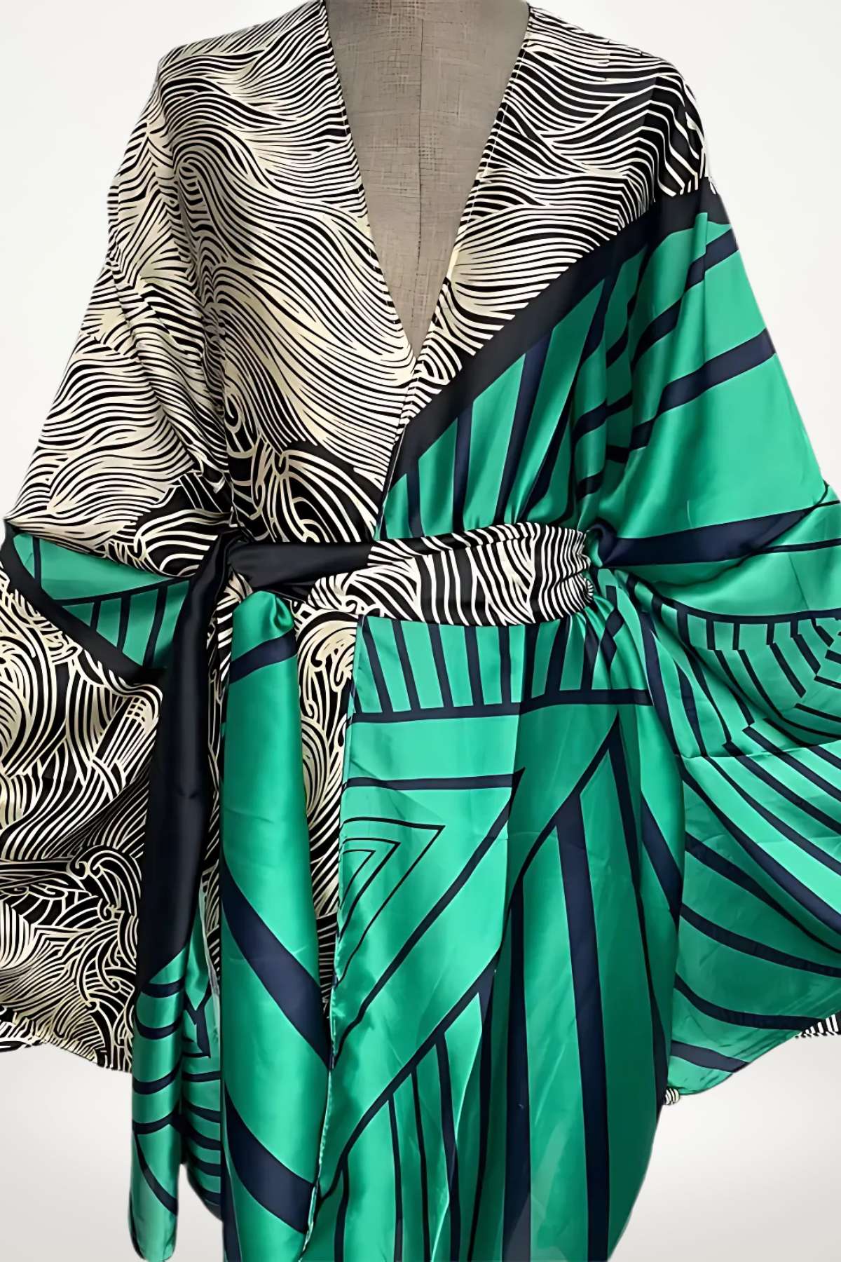 Kimono en satin aux motifs géométriques verts et noirs, drapé élégant avec des manches larges