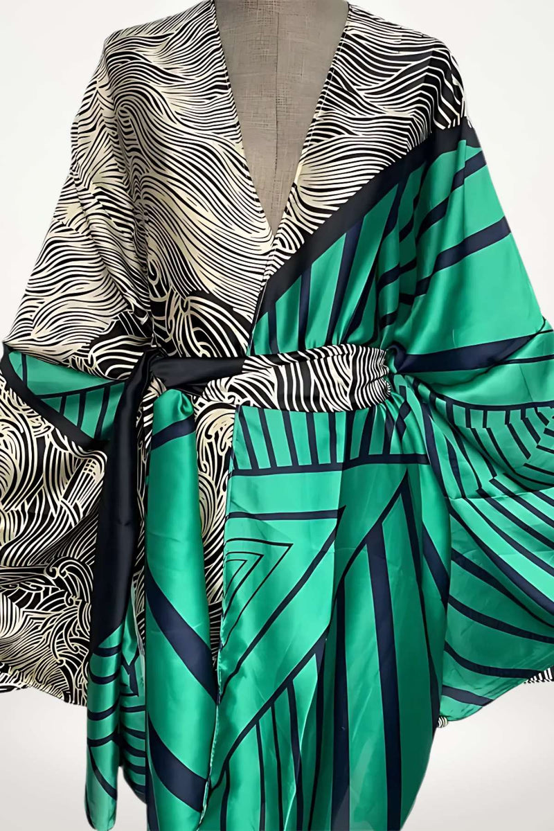 Kimono en satin aux motifs géométriques verts et noirs, drapé élégant avec des manches larges
