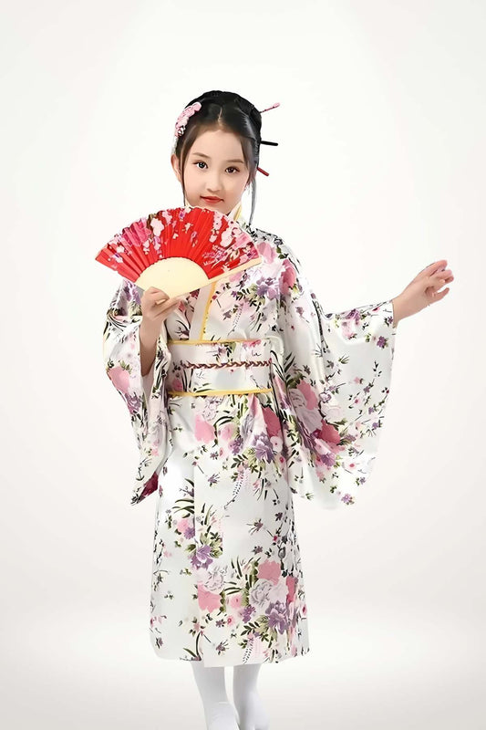 Kimono fillette blanc satiné à motifs floraux roses et violets avec éventail japonais.