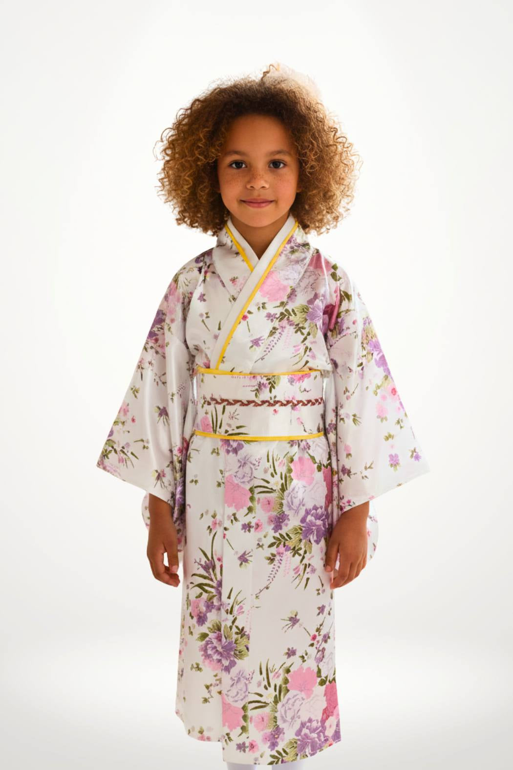 Fille en kimono blanc à motifs floraux, tenant un éventail rouge, sur fond neutre