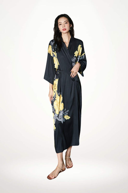 Kimono femme long en satin noir orné de larges fleurs jaunes dans un style japonais traditionnel
