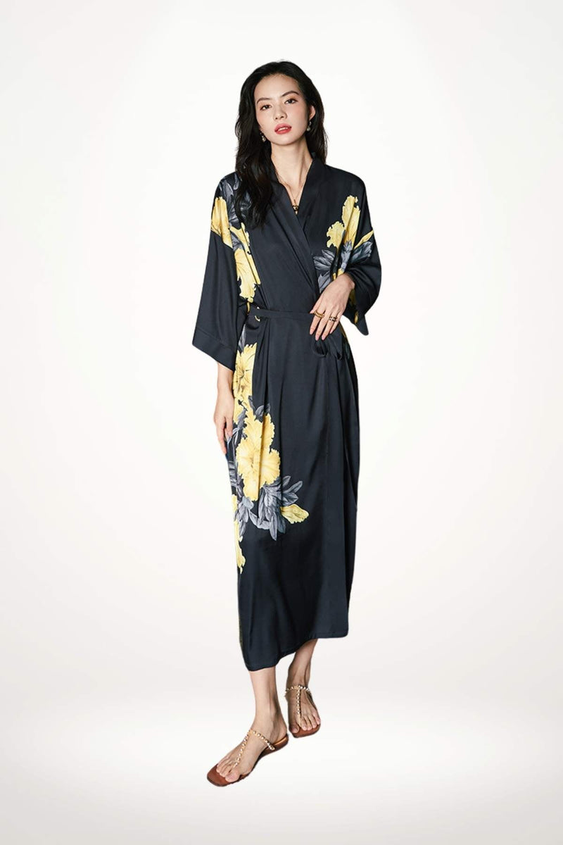 Kimono femme long en satin noir orné de larges fleurs jaunes dans un style japonais traditionnel
