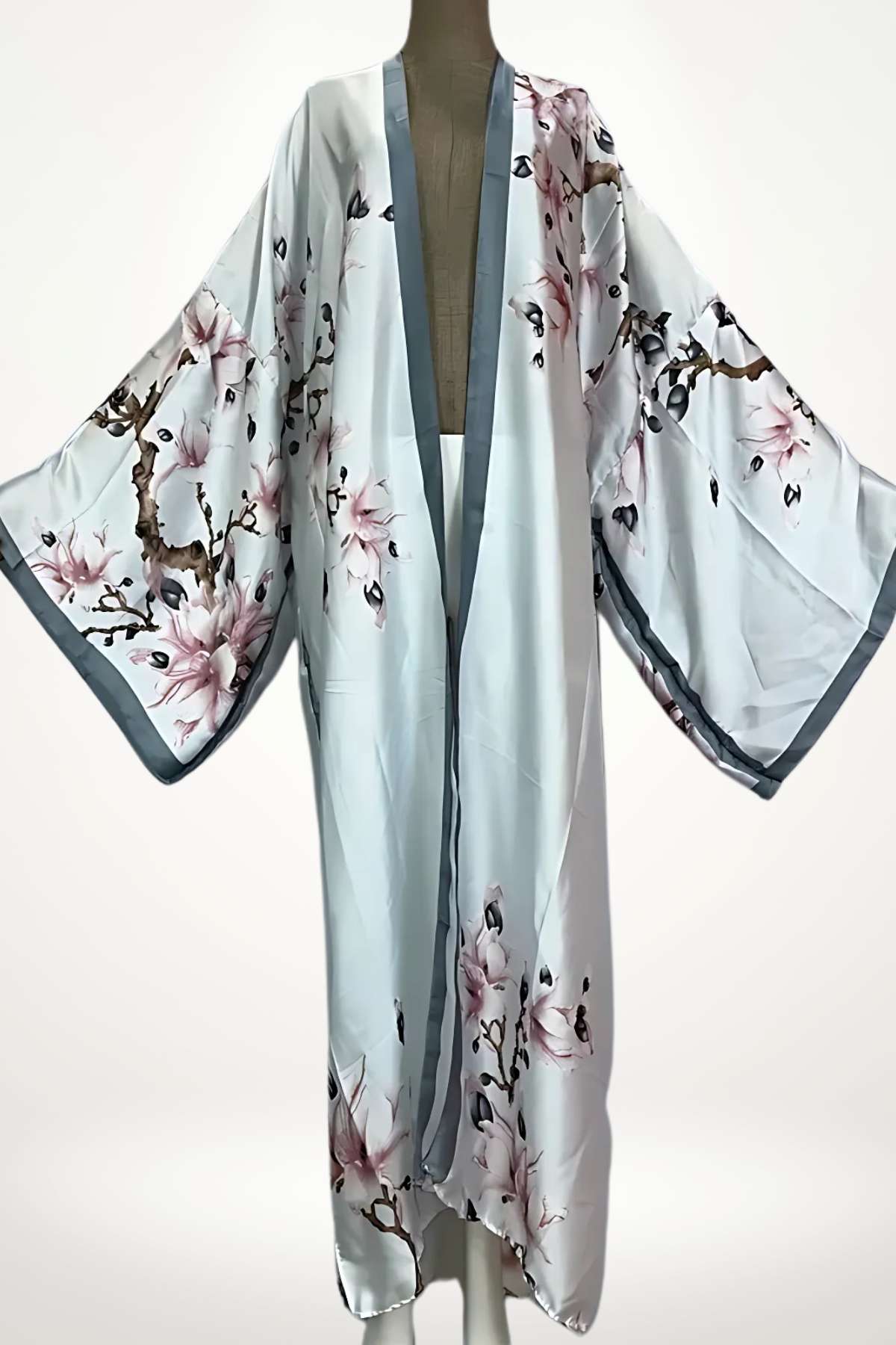 kimono femme long blanc à fleurs roses et finitions grises en satin fluide au tombé élégant
