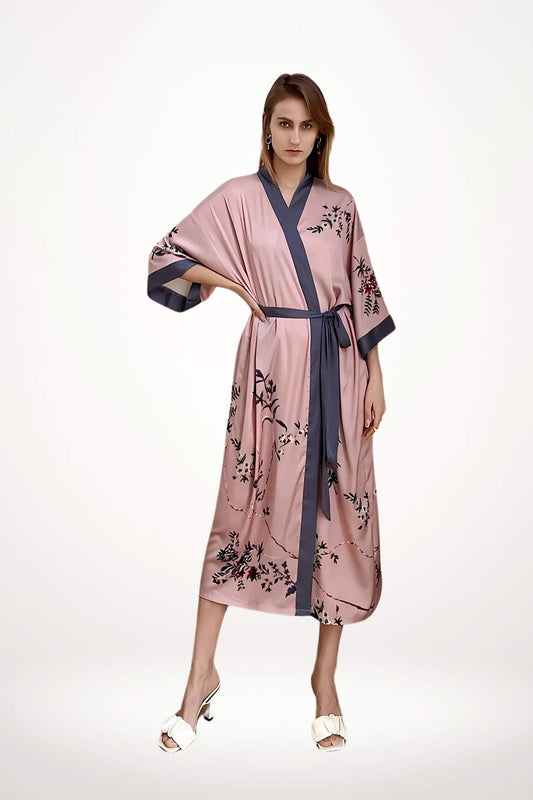 Kimono femme luxe en satin rose poudré à motifs floraux noirs et ceinture gris anthracite
