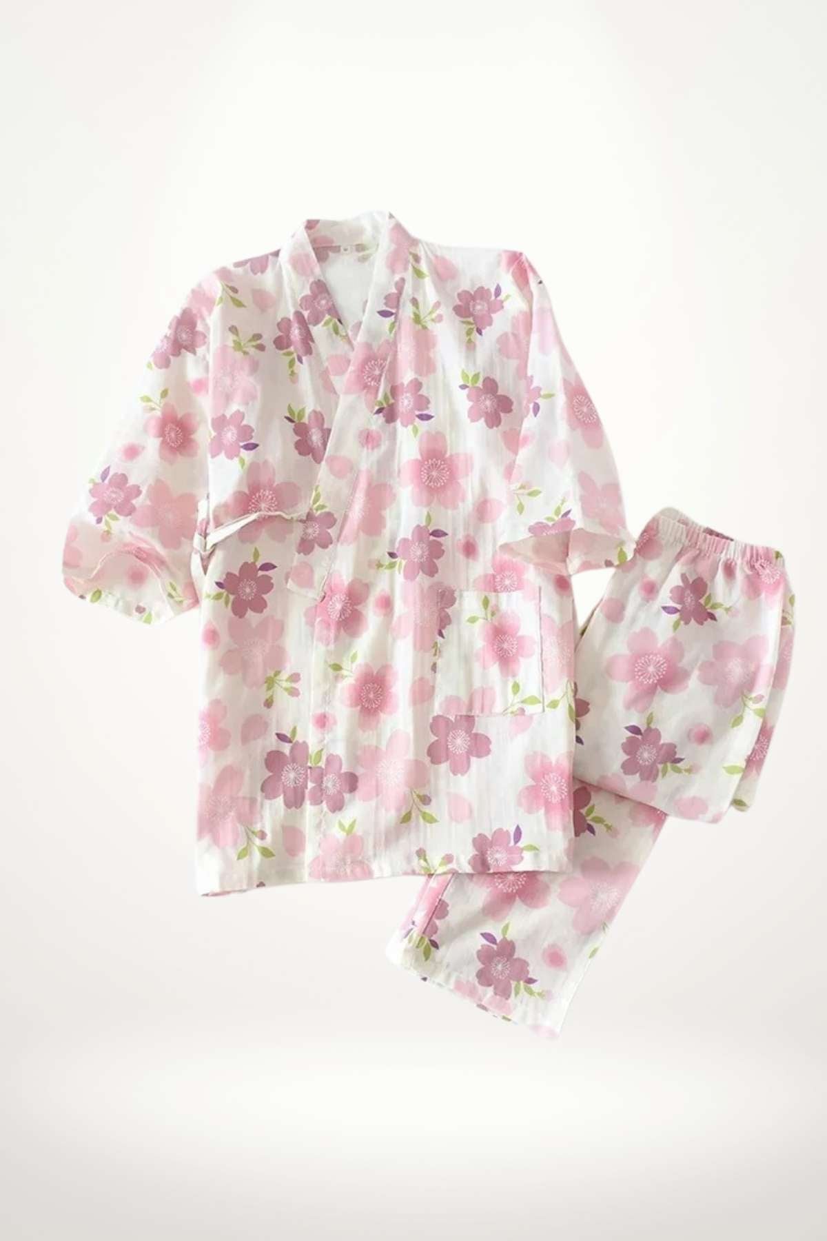 Kimono en tissu léger avec motifs floraux roses sur fond blanc, accompagné d'un pantalon assorti