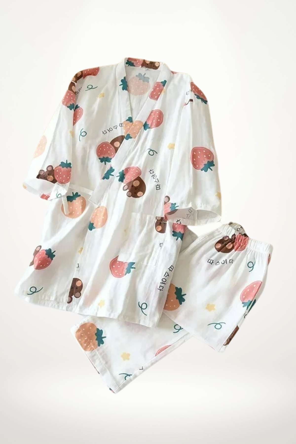 Kimono léger en tissu blanc orné de motifs de fraises et de petits ours, idéal pour une nuit gourmande