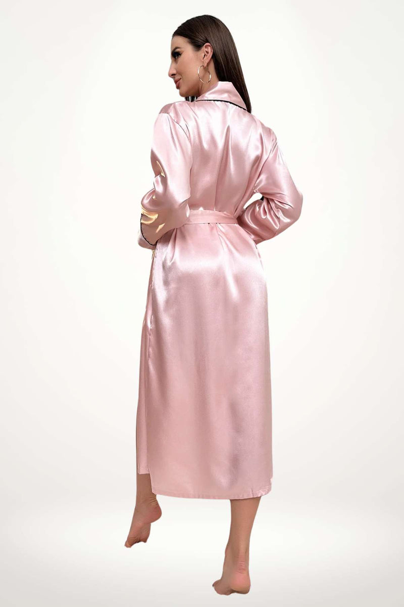Femme portant un kimono en satin rose, avec des manches bouffantes et une ceinture à l'arrière