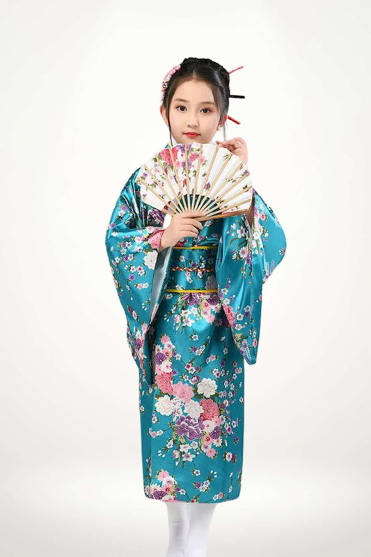 Kimono fillette en satin bleu turquoise avec fleurs japonaises, coupe traditionnelle élégante.