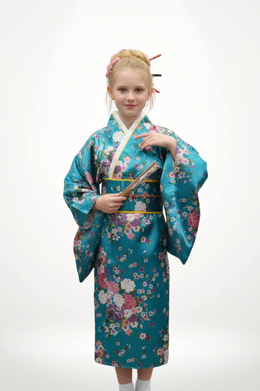 Fillette en kimono bleu turquoise orné de fleurs, tenant un éventail, avec un fond blanc