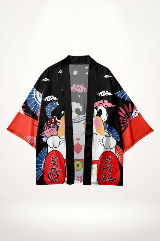Kimono homme ouvert en polyester noir imprimé maneki-neko souriant, carpes colorées, nuages et éventails, coupe ample manches trois-quarts.