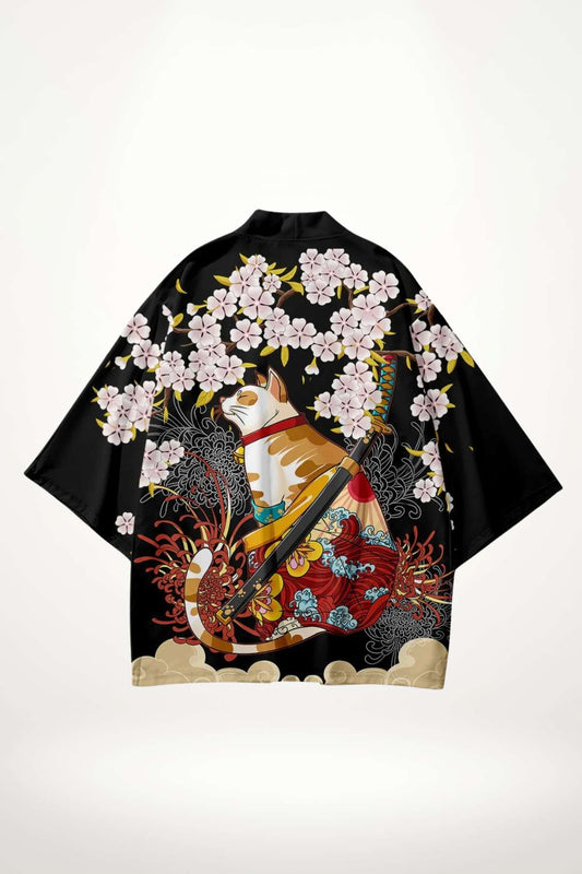 Kimono homme en polyester noir coupe ample manches trois-quarts imprimé chat samouraï orange et blanc, fleurs de cerisier et katana.