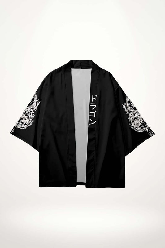 Kimono homme noir en polyester coupe ample manches trois-quarts, imprimé dragon blanc sur les manches et inscription “ドラゴン” sur le col.
