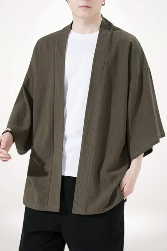 Kimono homme kaki en coton tissé sans boutons avec coupe ample et manches trois-quarts.