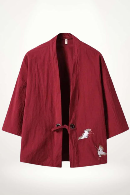 Veste kimono rouge en tissu léger avec broderies de grues blanches sur les côtés, style moderne et traditionnel