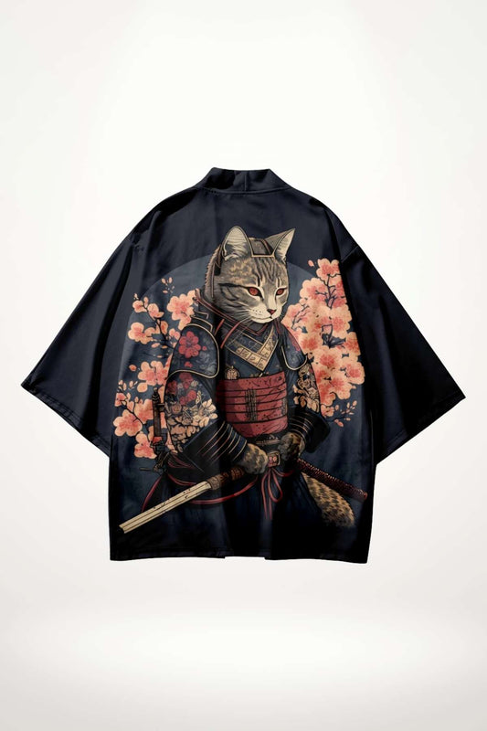 Kimono homme en polyester noir imprimé chat samouraï avec katana et fleurs de cerisier, coupe ample manches trois-quarts.