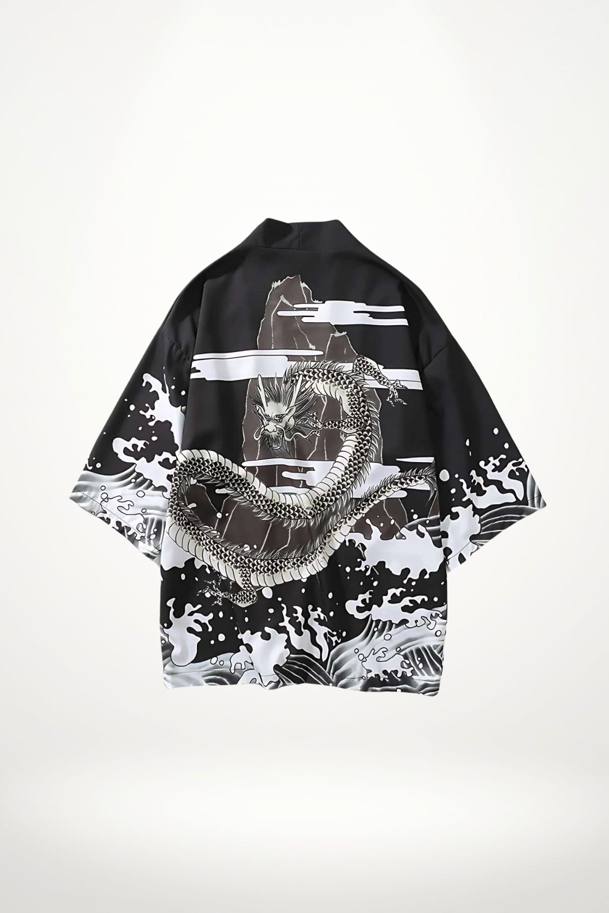 kimono homme en coton noir avec dragon stylisé blanc, veste moderne sans bouton inspirée des haori japonais pour un look urbain et graphique
