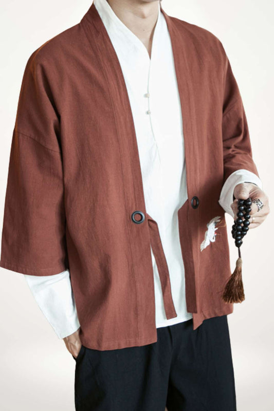 Kimono homme terracotta en coton tissé, coupe ample manches trois-quarts, veste kimono sans boutons et motif de grue brodé.
