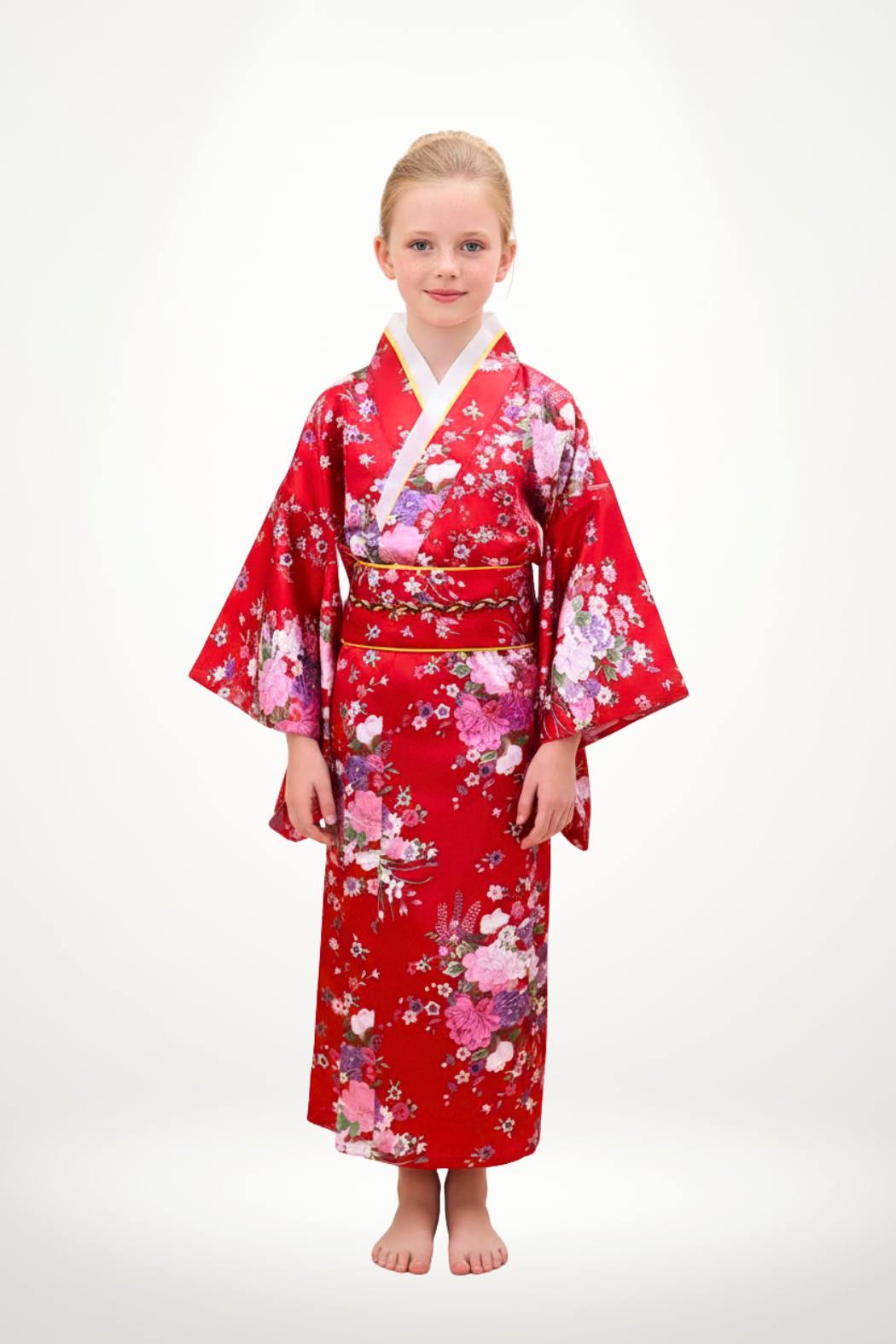 Fillette en kimono rouge à motifs floraux, posant avec une main délicate sur un fond neutre