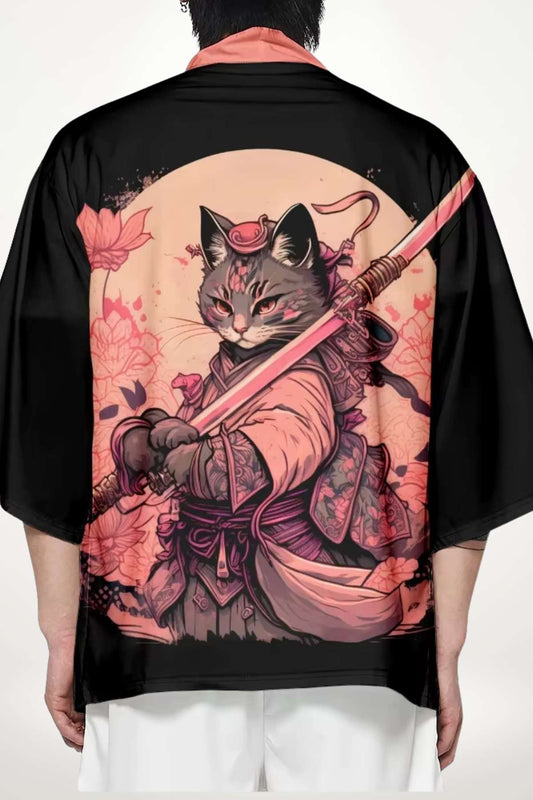 Kimono japonais homme coupe kimono ouverte manches trois-quarts en tissu infroissable, imprimé félin samouraï sous pleine lune et fleurs urbaines.