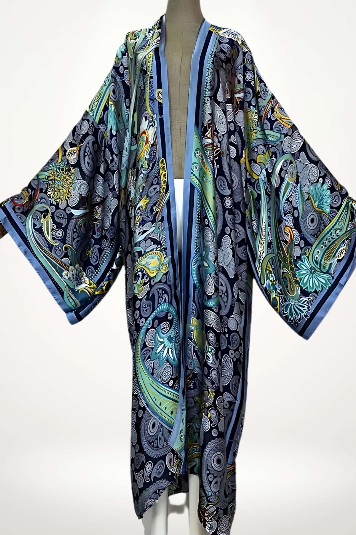 kimono femme long en satin bleu à motif paisley artistique et bordures contrastées