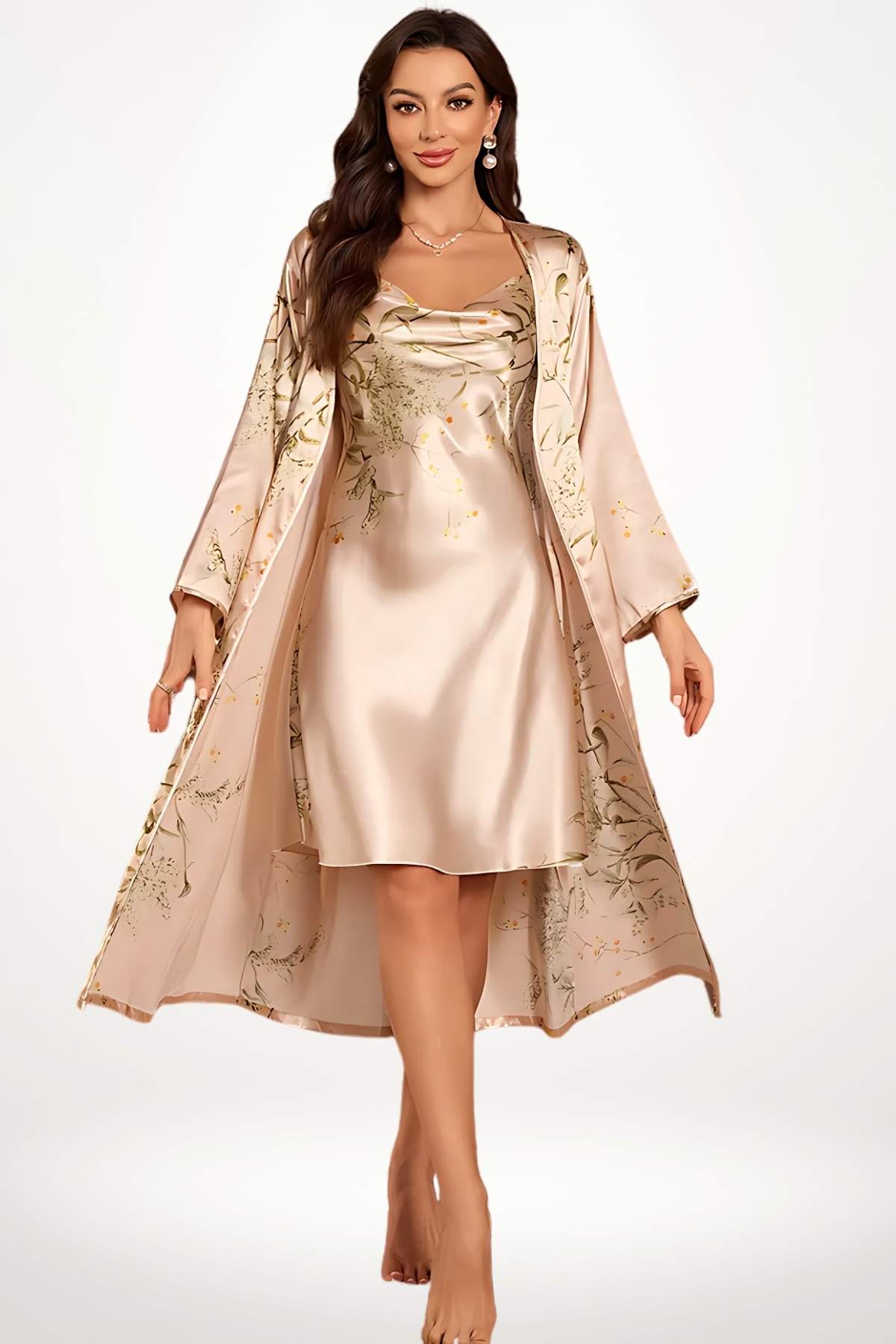 Femme portant un kimono en satin rose avec des motifs floraux, dégageant élégance et confort