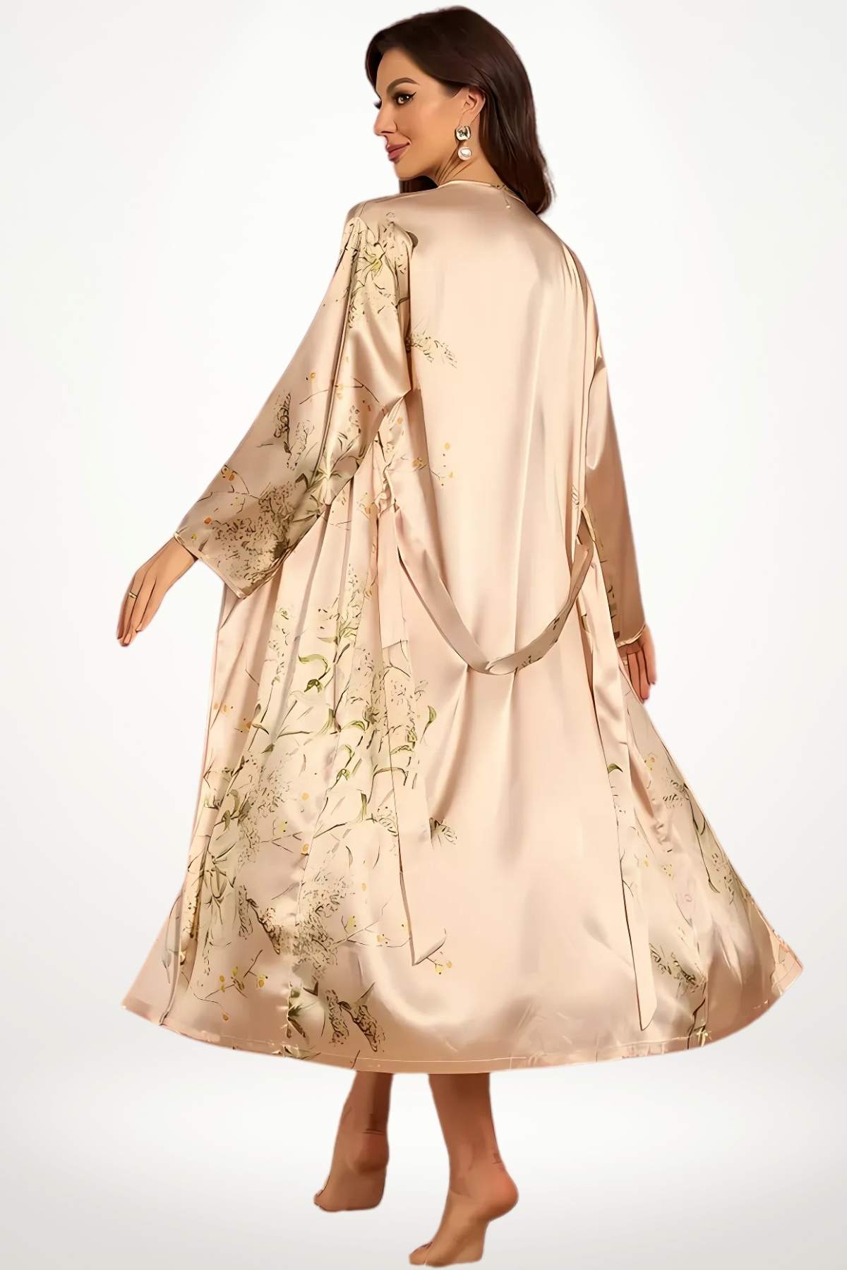 Peignoir en satin beige avec motifs floraux, manches longues et ceinture, offrant une allure élégante et raffinée