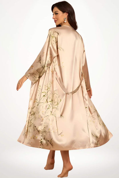 Peignoir en satin beige avec motifs floraux, manches longues et ceinture, offrant une allure élégante et raffinée