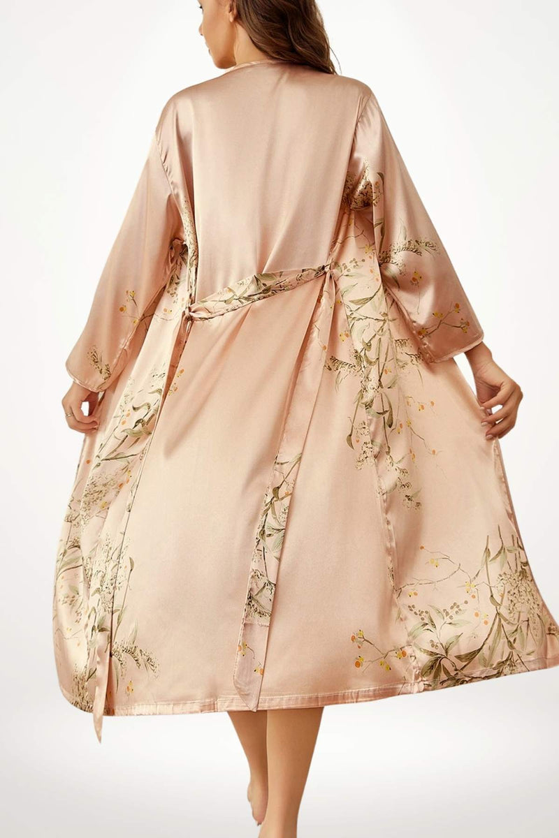 Peignoir en satin rose avec des motifs floraux délicats, offrant une allure élégante et confortable