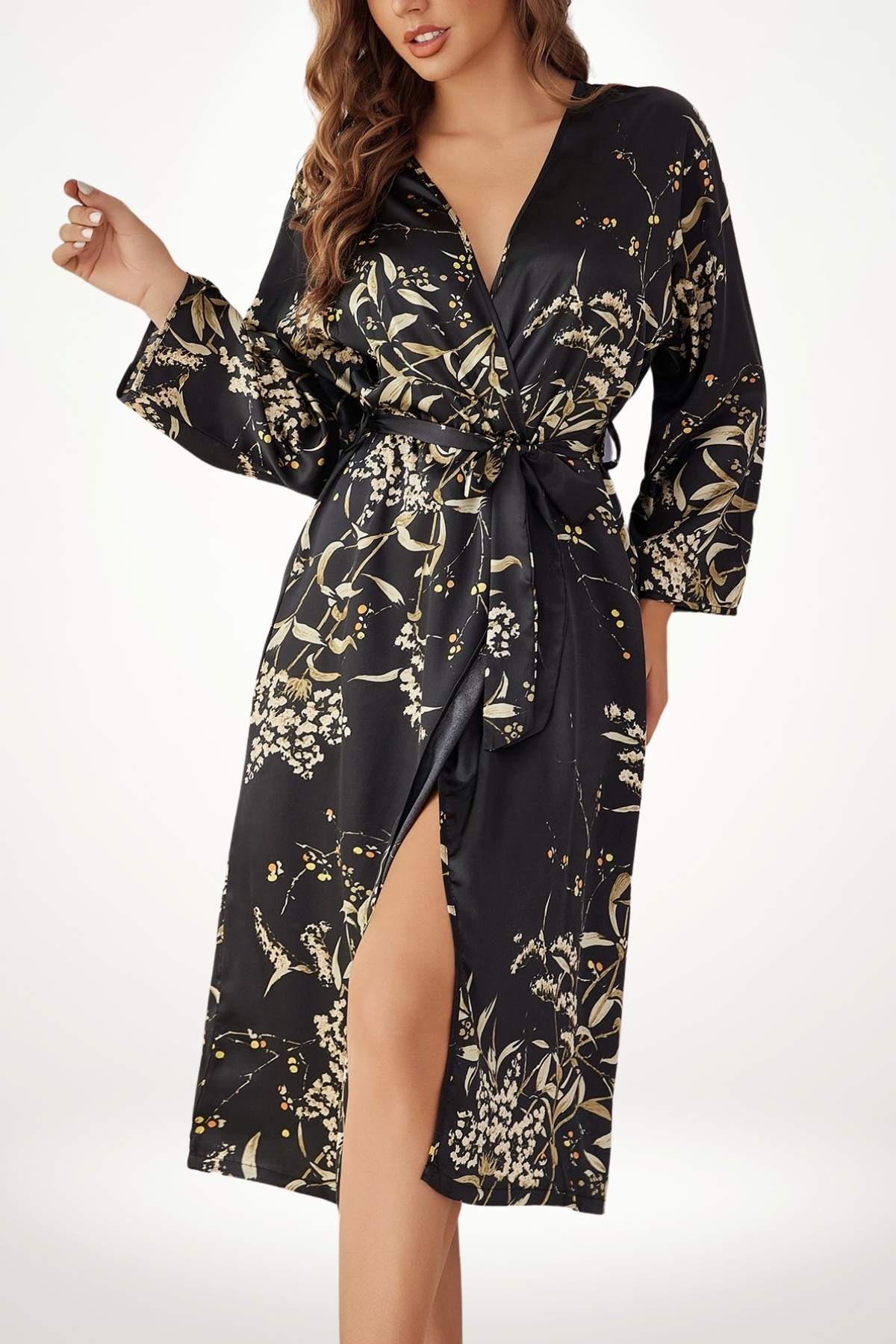Kimono satin femme noir avec imprimés floraux ivoire et dorés et ceinture obi pour une élégance raffinée au quotidien
