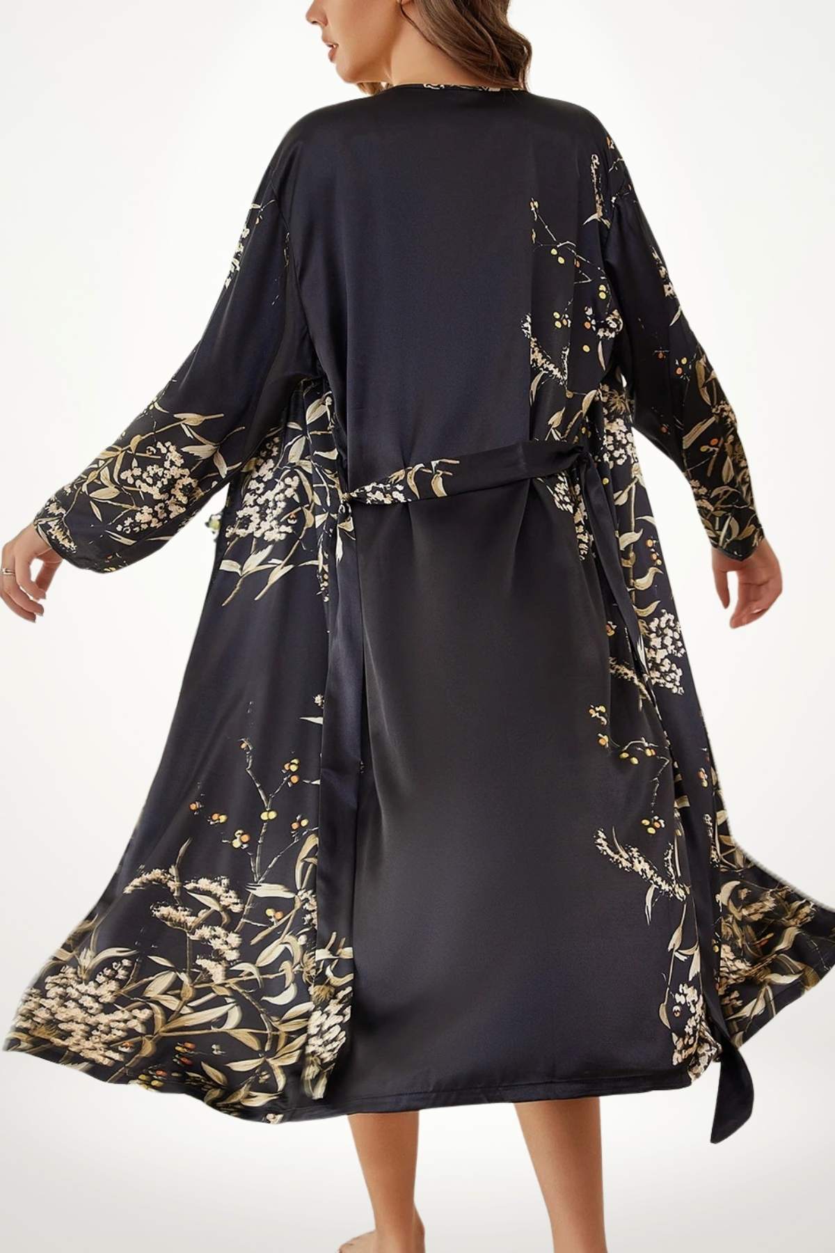 Peignoir noir en satin avec motifs floraux dorés, porté par une femme, mettant en avant l'élégance et le confort