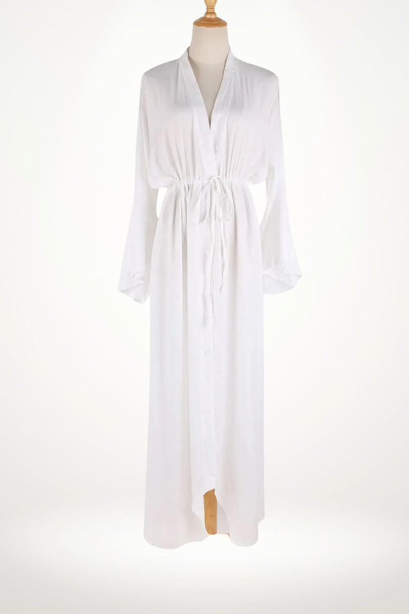 Kimono blanc léger en tissu fluide, avec des manches longues et une ceinture à nouer, sur fond neutre
