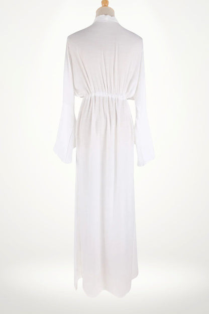 Kimono blanc léger avec des manches évasées, ceinturé à la taille, sur fond neutre