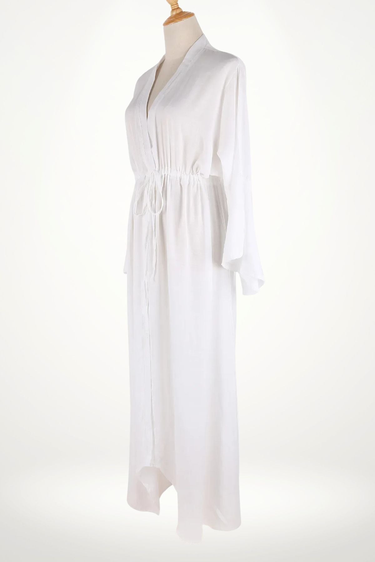 Kimono blanc léger en matière fluide, avec des manches longues et une taille cintrée, sur fond neutre